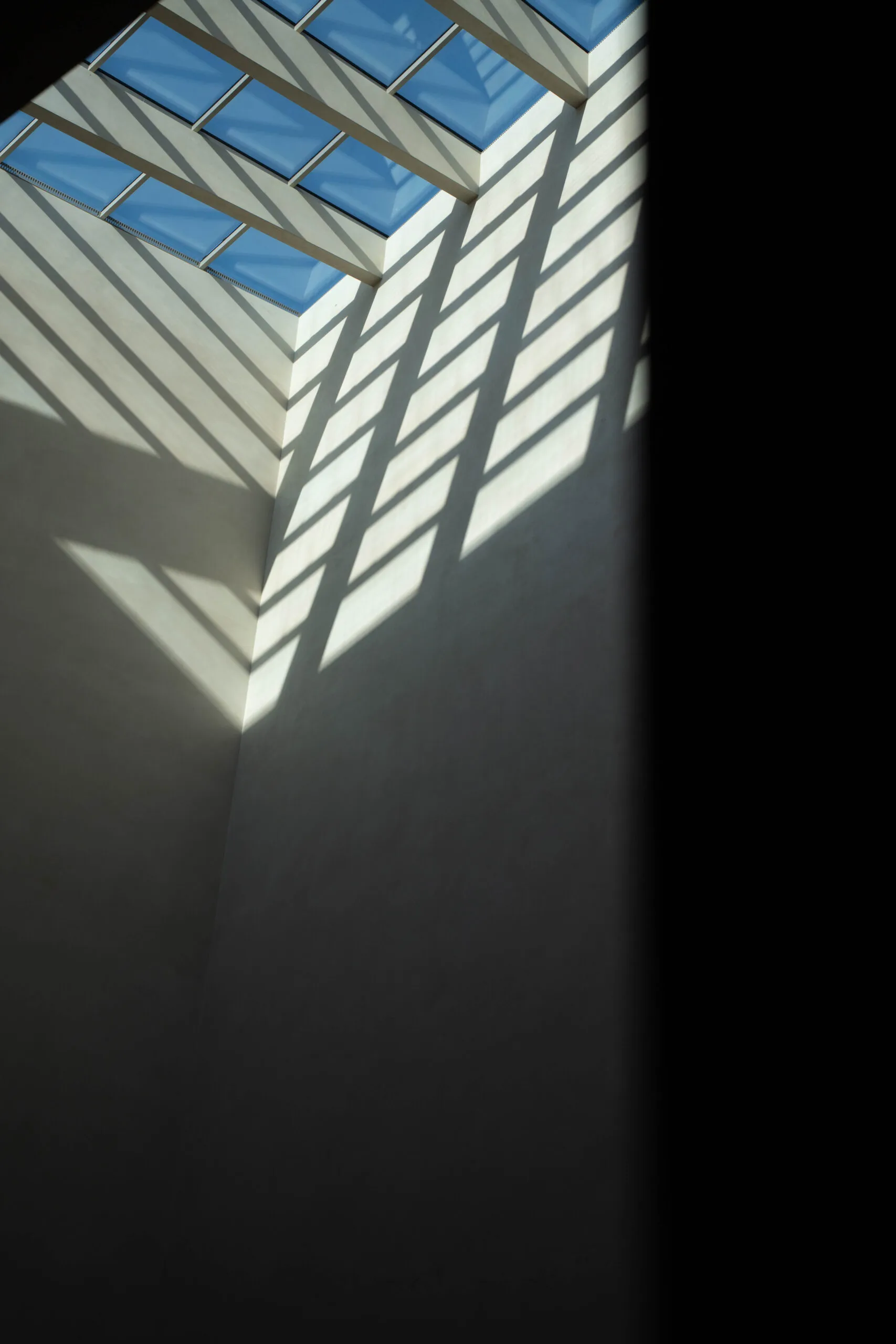 Architektur-Detail: Oberlicht mit Licht- und Schattenspiel